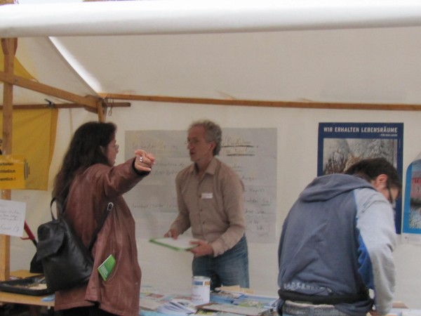 Rolf Satzger (Mitte) im Gespr&auml;ch mit einer B&uuml;rgerin.